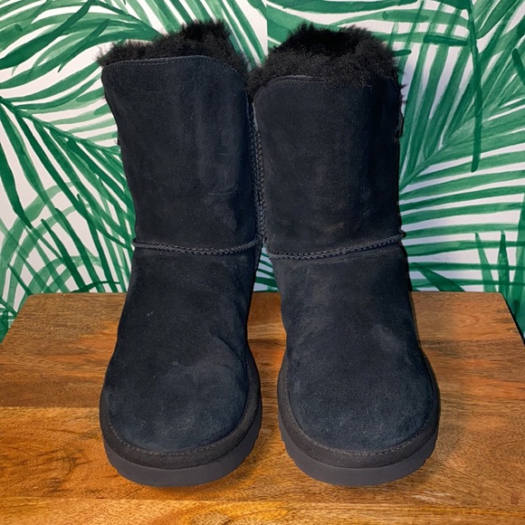 UGG 1018629 Constantine Black Short Sheepskin Boots Women’s 6 - Picture 2 of 9